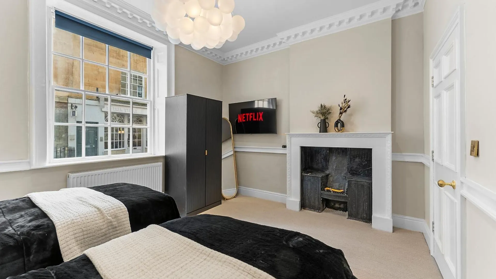 Stunning Abode In Central Bath Apartment