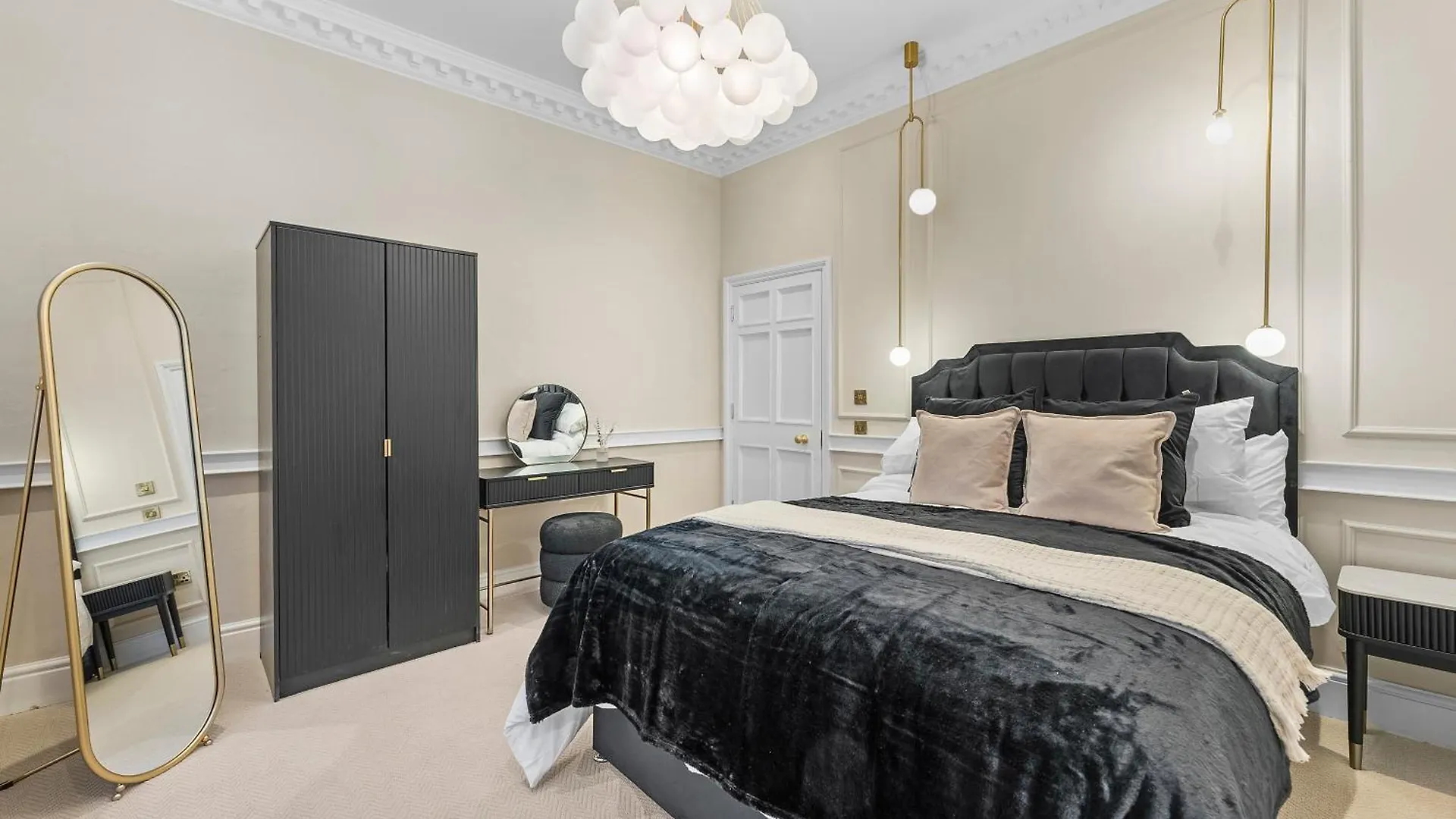 Stunning Abode In Central Bath Apartment