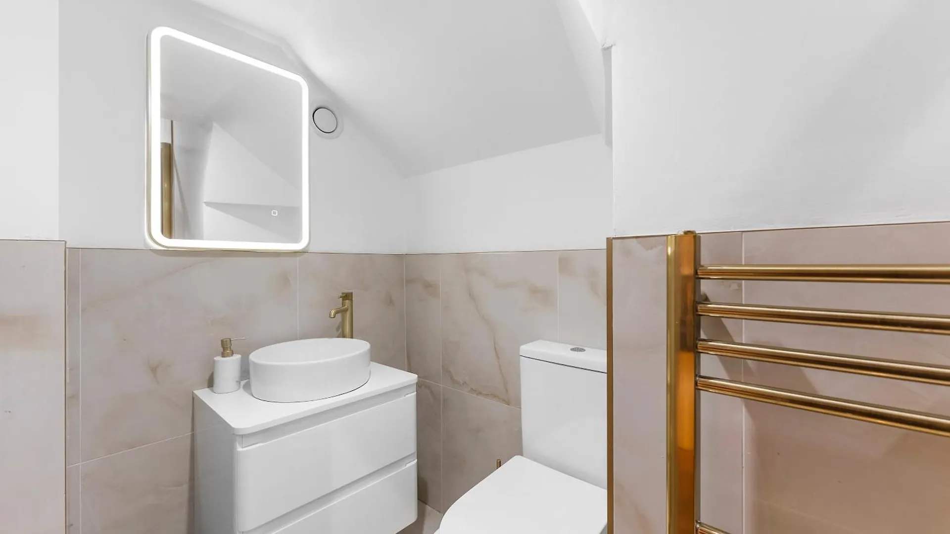 Stunning Abode In Central Bath Apartment