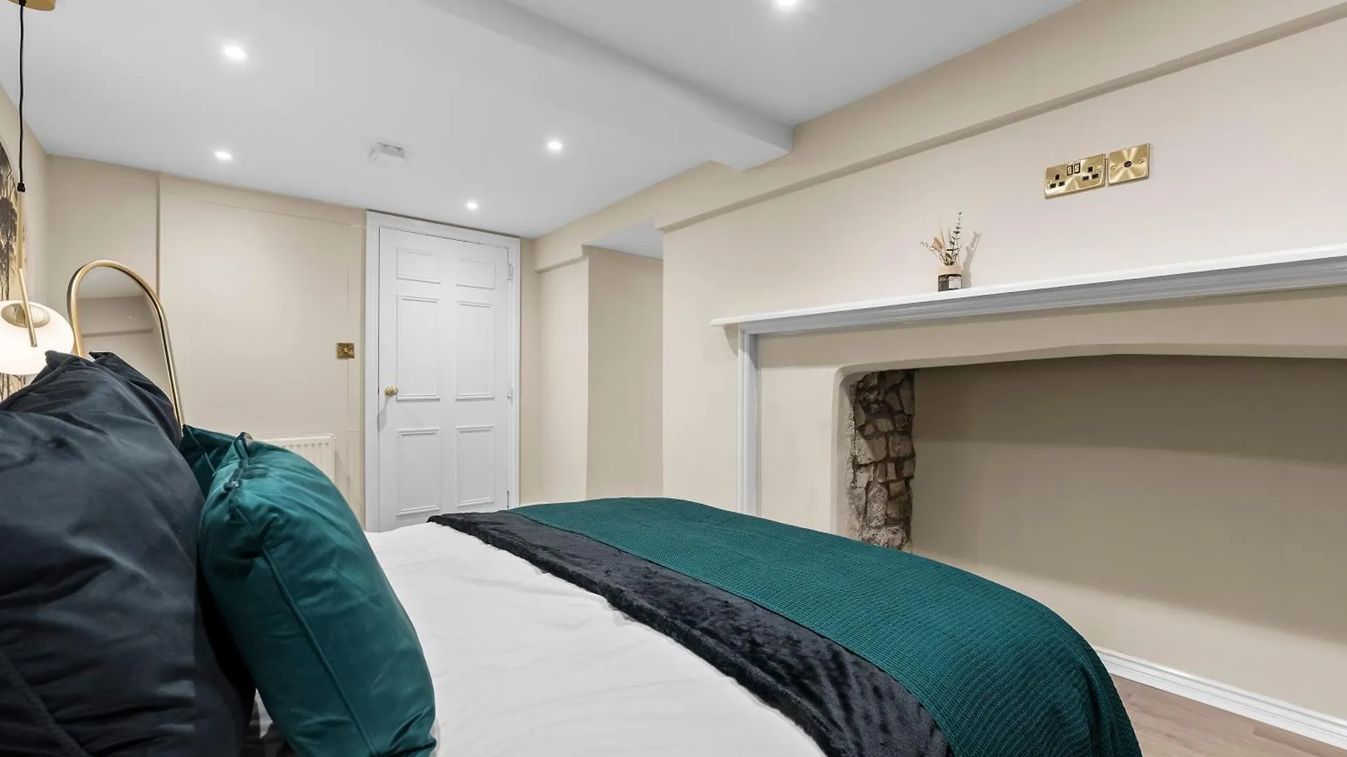 Stunning Abode In Central Bath Apartment